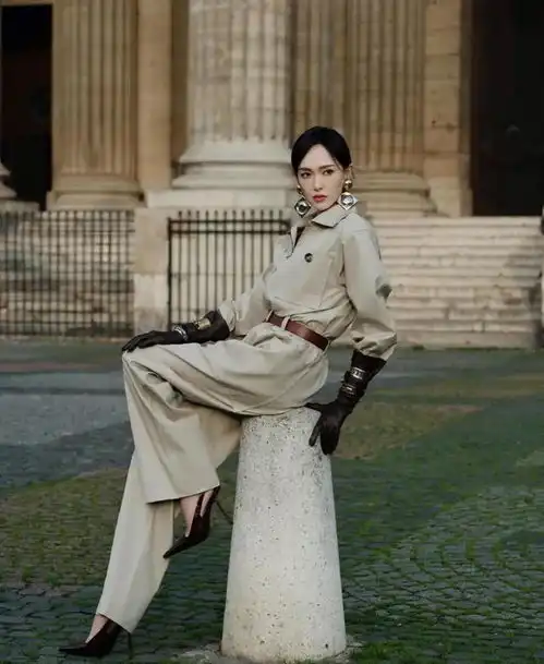 唐嫣的工装连体裤造型,美糖耳环好大啊,御姐干练风拉满