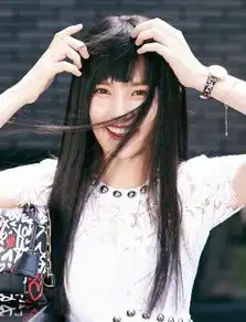 宋祖儿解锁一刀切齐刘海,本以为很丑,穿白裙涂暗红色口红却酷翻