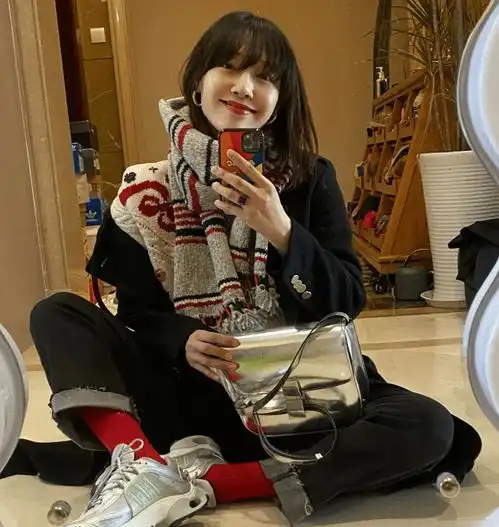 白百何因为状态上热搜,晒出圣诞自拍照,这不是韩系小姐姐吗