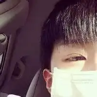 戴医用口罩的卡通头像口