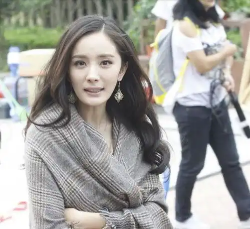 戴围巾的女生头像卡通杨