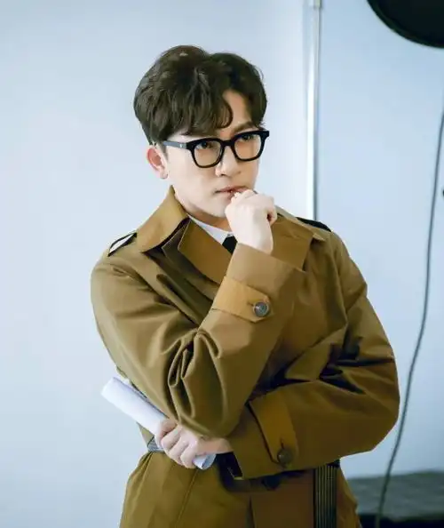 审美观变了中年男明星都走韩系路线,黄晓明王宝强纷纷留小卷毛