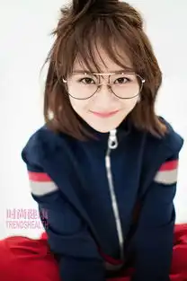 杨紫身着薄衫长裙自提裙摆显优雅