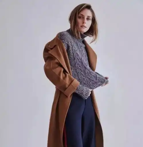 卡其色大衣里面穿什么颜色的衣服