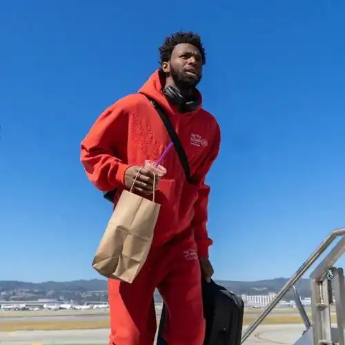 勇士官方晒球员前往客场登机照波士顿,我们又来了