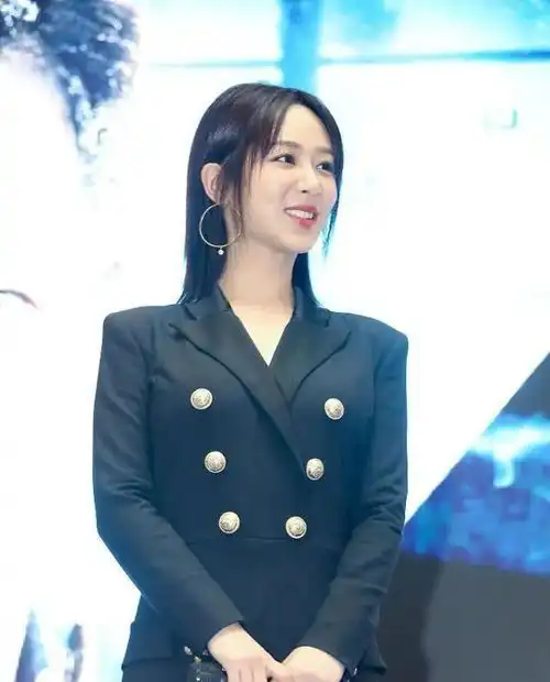 杨紫女大十八变,褪去以往的青涩少女感,西服上身真是气场又成熟