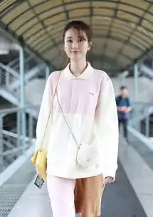 乔欣穿少女粉现身机场,冲镜头甜笑嘟嘴卖萌状态好