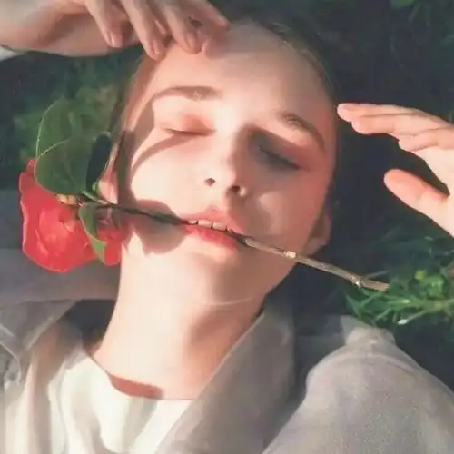时而羡慕情侣,时而庆幸单身