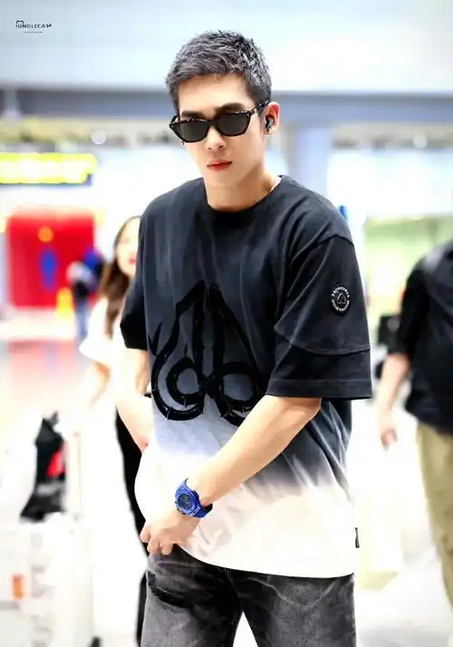 于适染了蓝色头发好潮啊,型男穿搭简单一整个硬控我