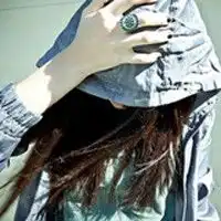 戴帽子与衣服相连的侧面帅气女生非主流头像