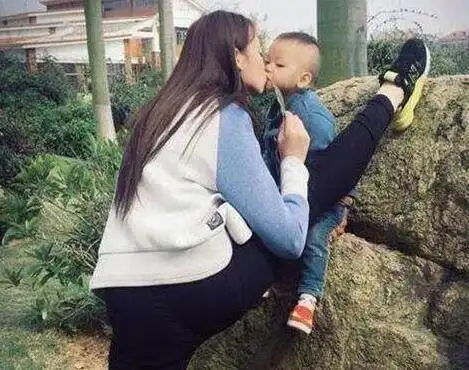 轻松一刻你没打错,她正在穿衣服,可那是我男朋友打给我的