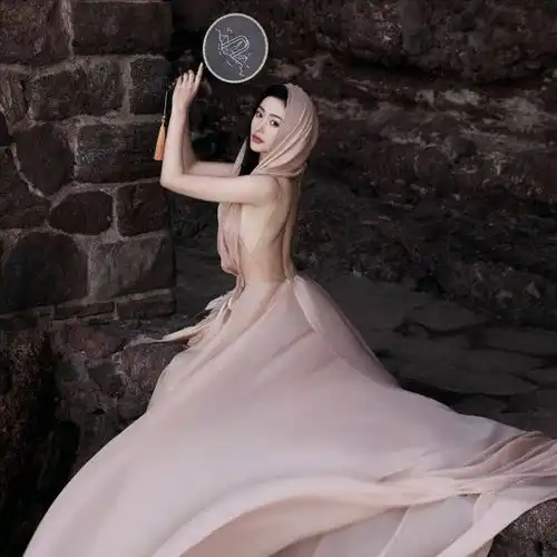 张天爱也太大胆了穿深v露美背躺在海边,回眸却宛如神女降临