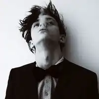 有没有比较拽的头像就只有一个人一个背景的那种