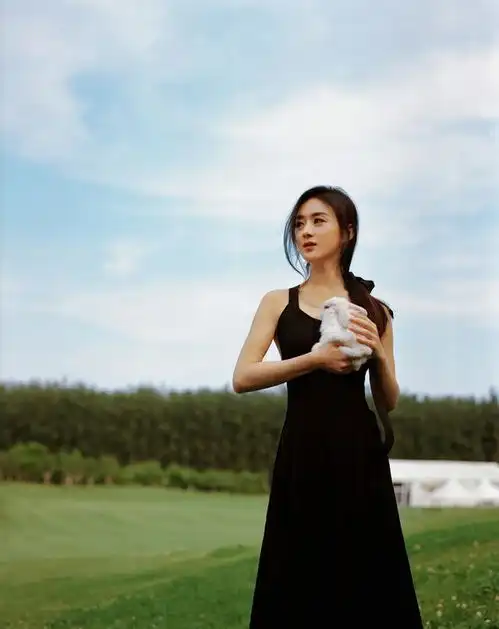 赵丽颖终于放开了,黑色吊带裙秀美背,气质愈发成熟妩媚