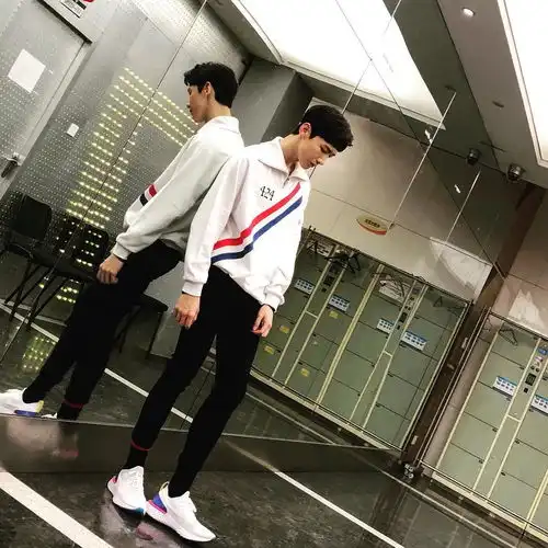 北京初雪日白敬亭ins分享酷照一米八大长腿瞩目