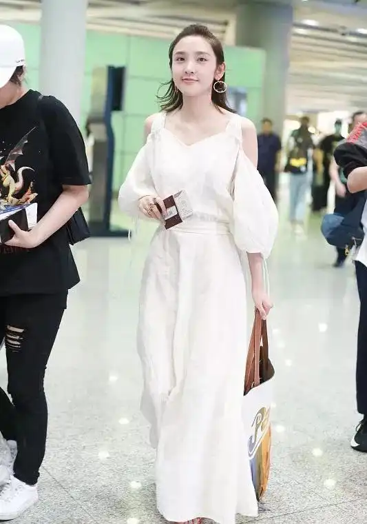 唐艺昕这身抹胸拖地裙谁受得了典雅气质已够惊艳,身材还巨好