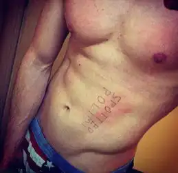 女生们将校名写在胸部臀部花样表达爱校情怀