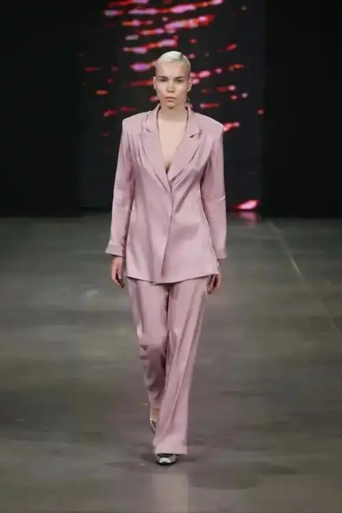 张若昀夫妇越来越有夫妻相,生女后首合体,巧穿情侣装太甜蜜