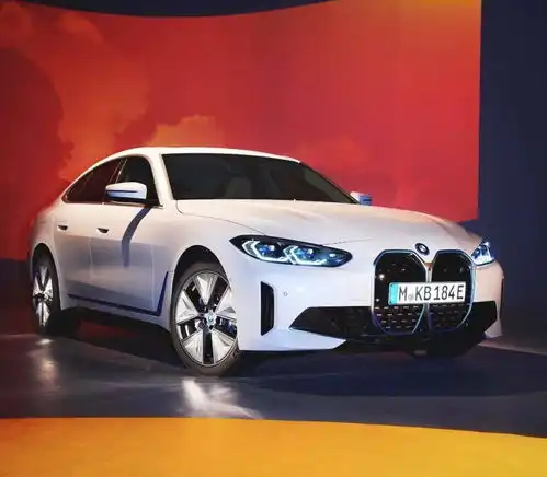 宝马首款纯电动轿车i4,百公里加速4秒,应用最新曲面屏内饰