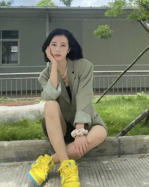 很喜欢周雨彤的穿搭,西装配亮色系运动鞋帅气个性,秀出大长腿