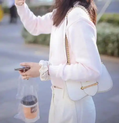 粉粉嫩嫩的女生太养眼了减龄粉色系穿搭,娇俏又甜美