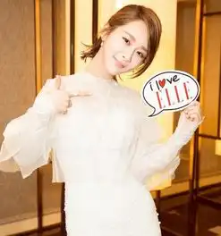 杨紫身着薄纱白裙亮相时尚盛典仙气十足