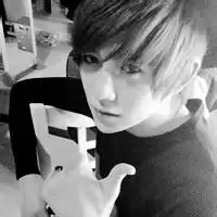 图片男生霸气抽烟拿枪