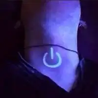 月光的纹身照亮了我们前进的道路