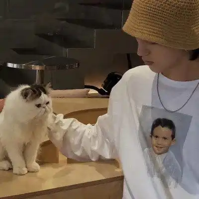 男女生抱狗头像,抱狗狗的真人头像