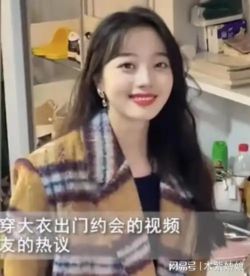 女生要和心仪男孩约会,穿上精心准备的毛呢大衣,回眸一笑太甜蜜