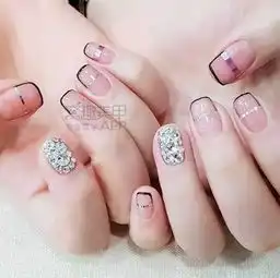 透明质感美甲,吸睛不靠色彩转自窝趣美甲