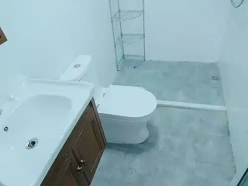 找室友三号线地铁站华师附近...