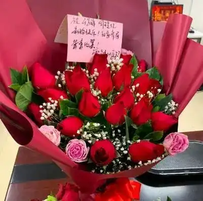 防护服作婚纱雷神山见证第一对,上海95后白衣伉俪举办别样战地婚礼