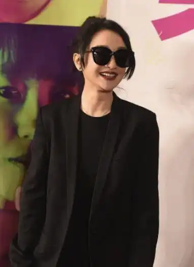 47岁周迅现身状态如少女穿西装戴墨镜气质卓绝