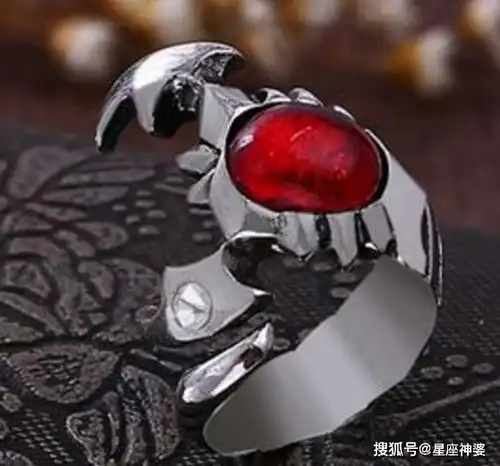 12星座女生的防狼神器双子是豹纹铆钉鞋,天秤是甜甜圈报警器