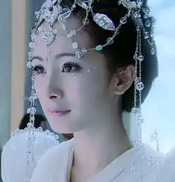 同样都是额前头饰,关晓彤清纯,唐嫣惹人疼爱,却没有人能超越她