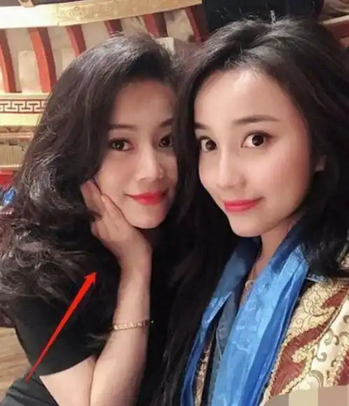 高颜值母女火了,妈妈跟女儿合照似姐妹,网友还缺女婿吗