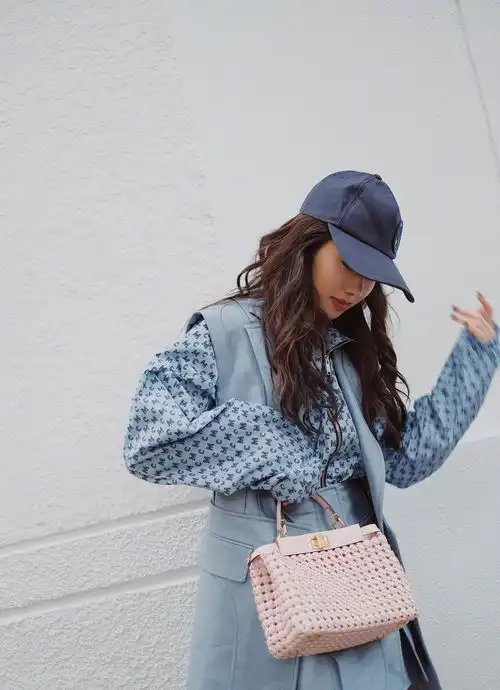 她曾是郑恺女友,今穿蓝色套装短裙配粉色小包包,28岁甜美清新