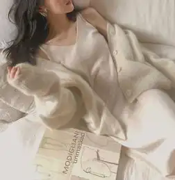 搭配大师奶油白马海毛开衫上档次的羊绒吊带裙两件套,被软绵绵的触感给治愈了