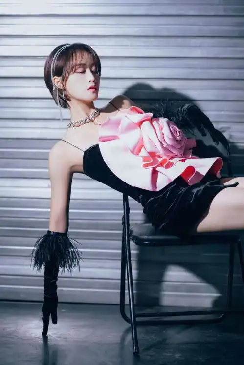 蓝盈莹穿黑粉色连衣裙,粉色大花格外抢镜,适合养眼不适合借鉴