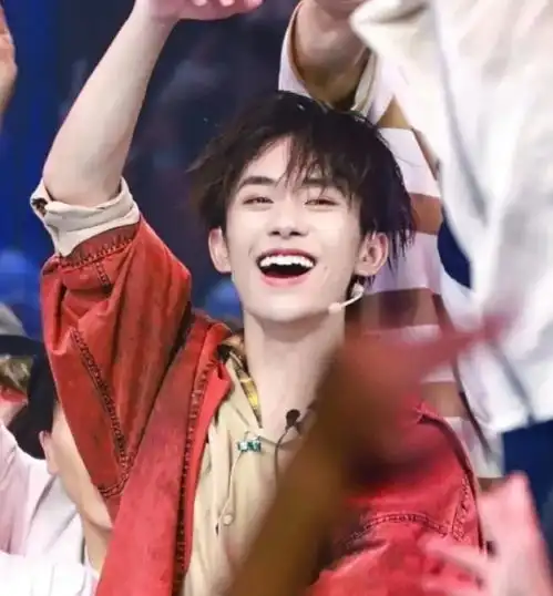 千玺的助理胖虎瘦了看全身还好,但看近照侧面有欧巴那味儿了