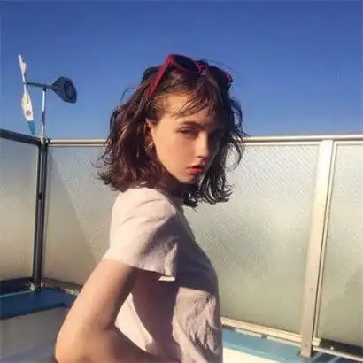 好看欧美女生头像,冷酷的眼神太有气质了