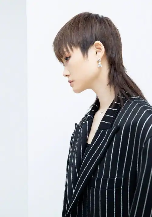 李宇春别出心裁的造型又来咯,身穿条纹西装是真显肩宽