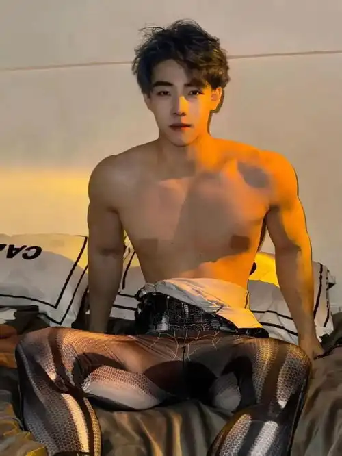 八块腹肌逆天颜值,185cm禁欲系天菜来袭