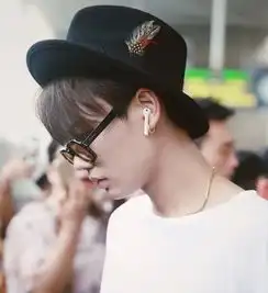 林彦俊现身济南禁欲系着装,外加帽子上小巧思制霸本体没错了