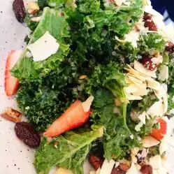 sip葡萄酒俱乐部的草莓酢羽衣甘蓝沙拉好不好吃用户评价口味怎么样北京美食草莓酢羽衣甘蓝沙拉实拍图片大众点评