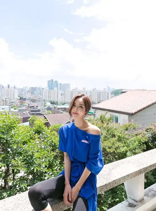 孙允珠深蓝青春时尚酷炫运动衫