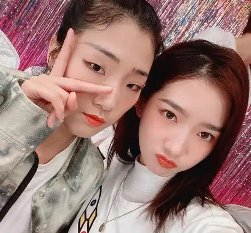 限定女团火箭少女101迎来毕业季孟美岐晒合照超甜美,穿团服好清爽