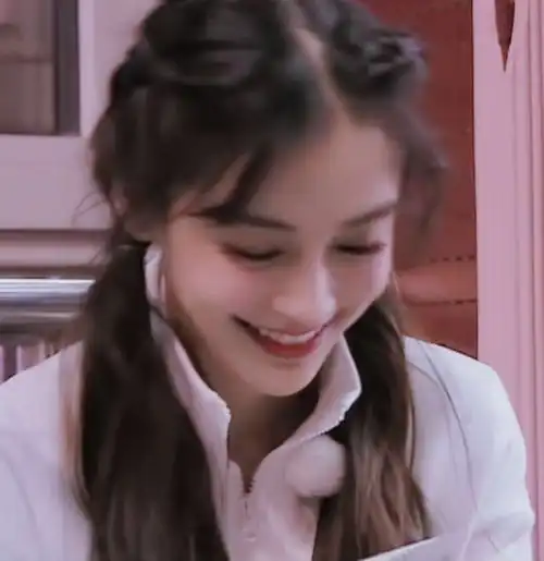 到现在我遇见的女生也蛮多,你还是唯一一个能让我见面就手足无措