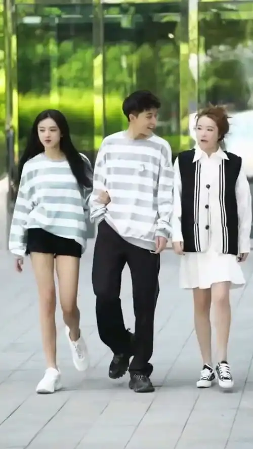 三个人套路人家一个女孩子,无情,好残忍闺蜜情侣我对你超来电